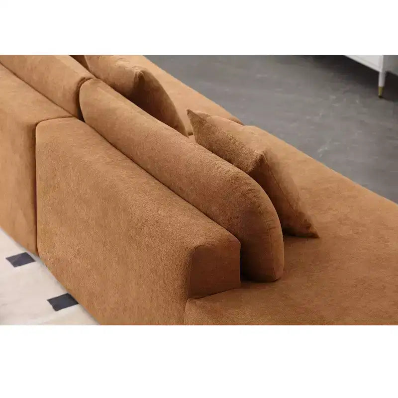 GDFStudio Xevor 130.5 Divano Moderno Curvo a 4 Posti Rivestito in Spugna con 3 Cuscini