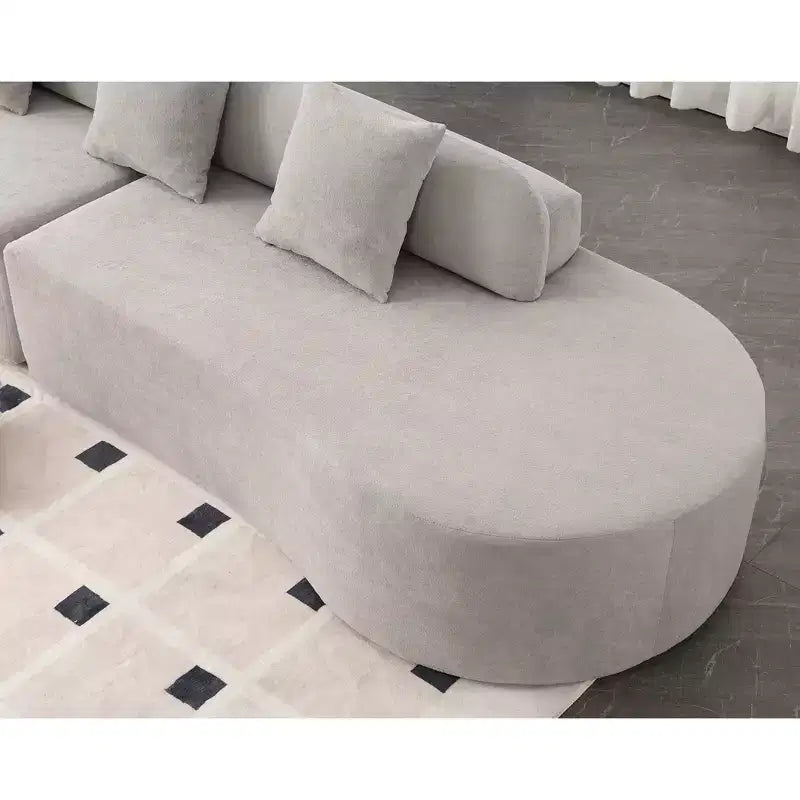 GDFStudio Xevor 130.5 Divano Moderno Curvo a 4 Posti Rivestito in Spugna con 3 Cuscini