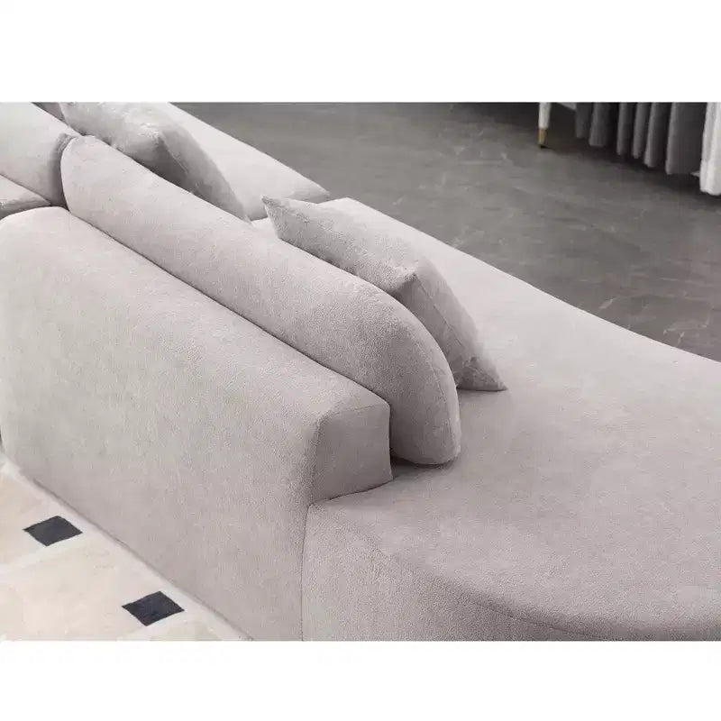 GDFStudio Xevor 130.5 Divano Moderno Curvo a 4 Posti Rivestito in Spugna con 3 Cuscini