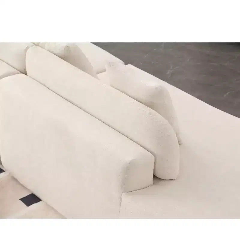 GDFStudio Xevor 130.5 Divano Moderno Curvo a 4 Posti Rivestito in Spugna con 3 Cuscini