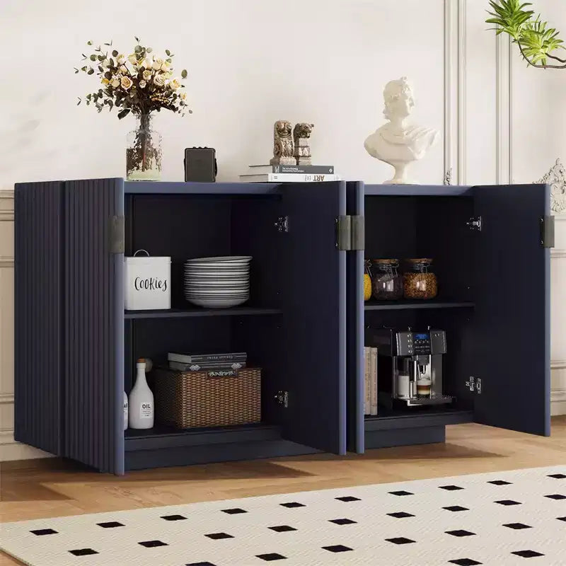 Credenza da buffet retrò con 4 ante ondulate, ripiani regolabili e maniglie in rame