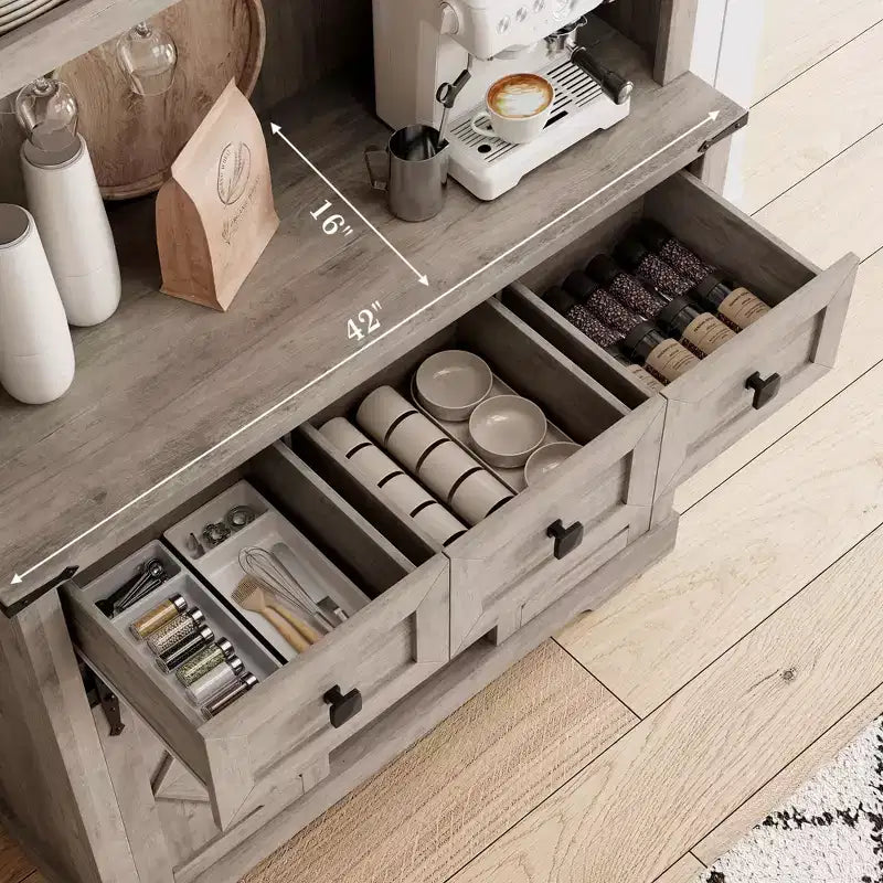 Buffet de bar de ferme de 72 po avec porte coulissante, Buffet de cuisine haut avec 3 tiroirs, Desserte rustique avec porte-bouteilles et porte-verres