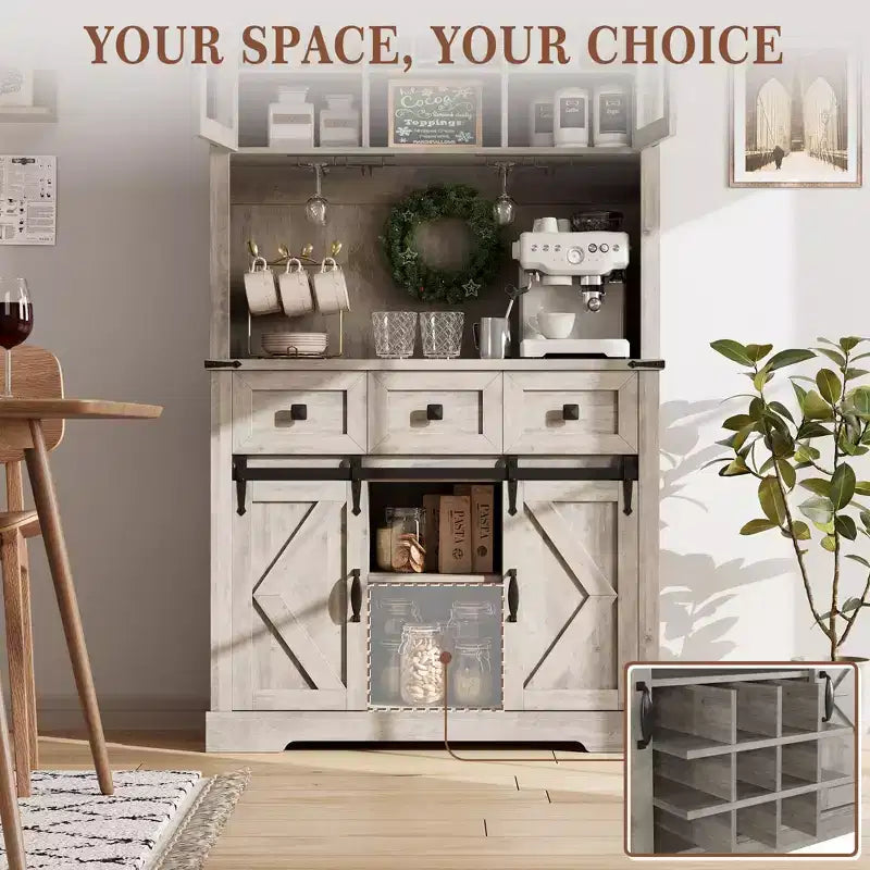 Buffet de bar de ferme de 72 po avec porte coulissante, Buffet de cuisine haut avec 3 tiroirs, Desserte rustique avec porte-bouteilles et porte-verres