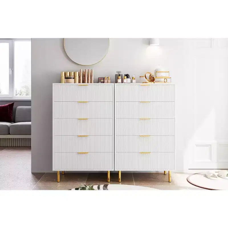 Cassettiera bianca a 5 cassetti per camera da letto, cassettone moderno alto 122 cm, gambe in metallo dorato, decorazione scanalata, organizzatore per casa, corridoio, ufficio