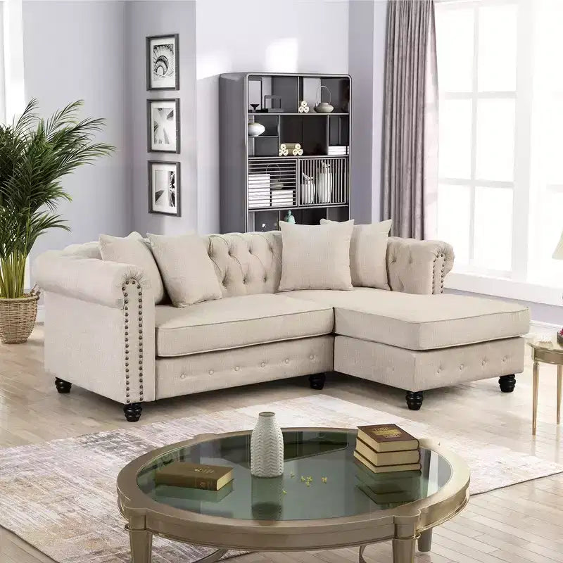 Divano angolare a L Chesterfield 3 posti per soggiorno con chaise longue reversibile 4 cuscini Beige-Morden Fort