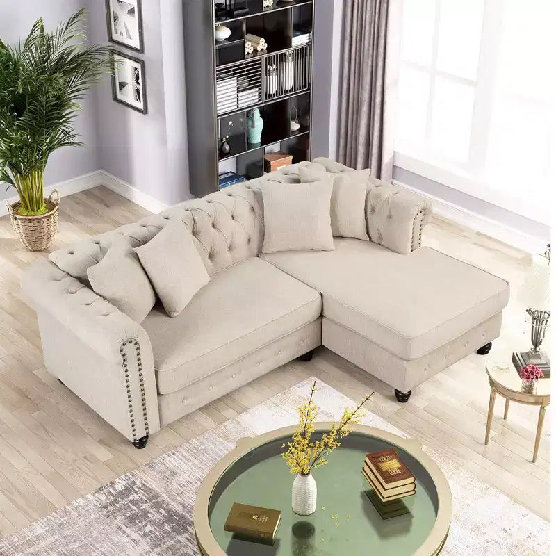 Divano angolare a L Chesterfield 3 posti per soggiorno con chaise longue reversibile 4 cuscini Beige-Morden Fort