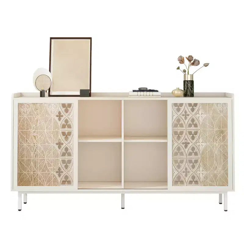 Buffet en bois dur de style médiéval avec portes coulissantes, parfait comme meuble TV, rangement ou armoire décorative dans le salon.