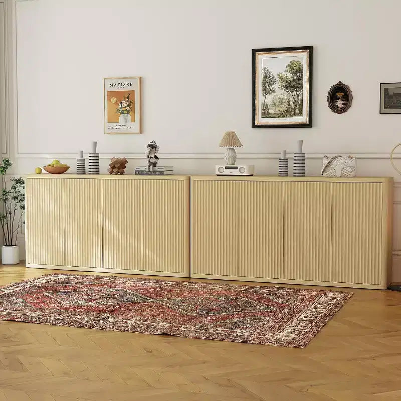 66.3 Credenza con ante a pannelli scanalati, Buffet moderno a 4 ante con contenitore, Mobile di appoggio in rovere naturale per soggiorno, cucina, sala da pranzo o ingresso