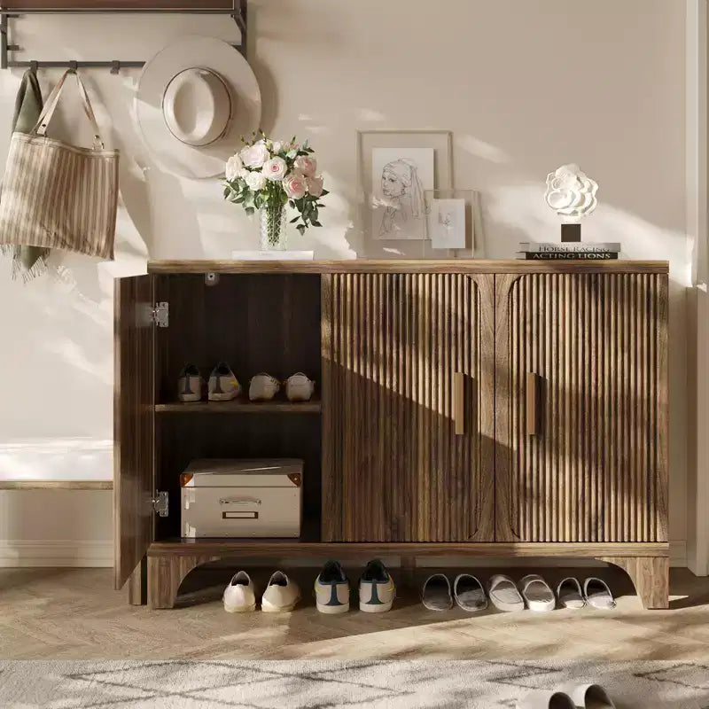 Mobile credenza scanalato con ripiani regolabili e ante in legno