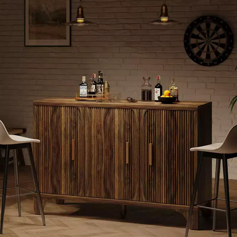 Mobile credenza scanalato con ripiani regolabili e ante in legno