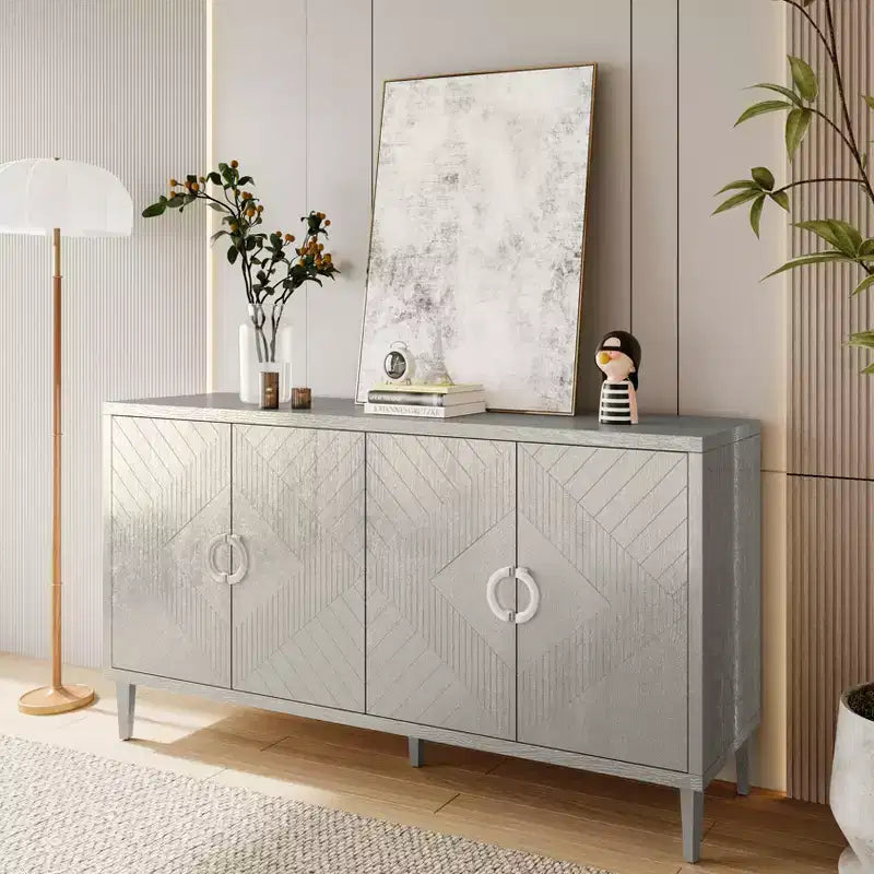 Credenza con 4 Ante Linee Intagliate, Gambe in Pino, Maniglie Semicircolari in Lega di Zinco, Consolle Buffet per Soggiorno