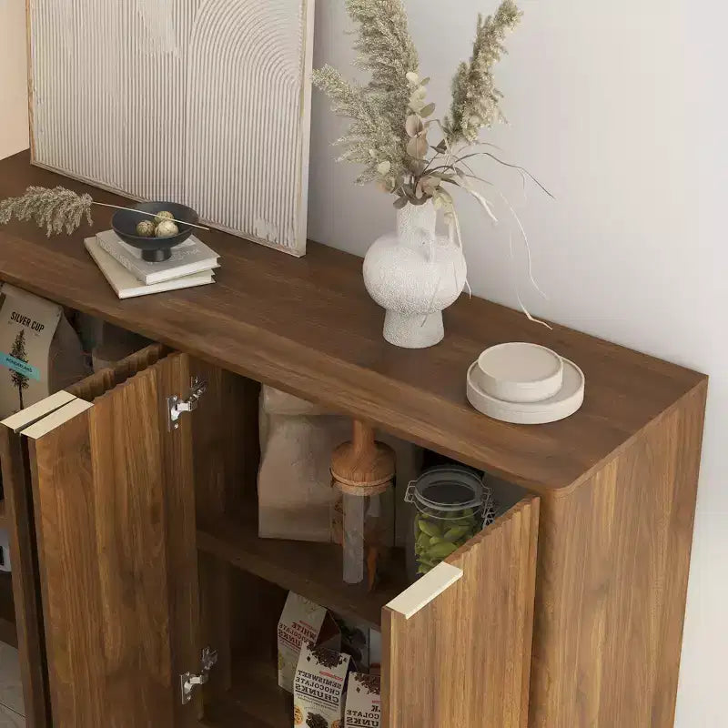 JVNOXK Credenza moderna in legno con design incassato, dotata di ripiani regolabili e quattro scomparti integrati. Legno naturale