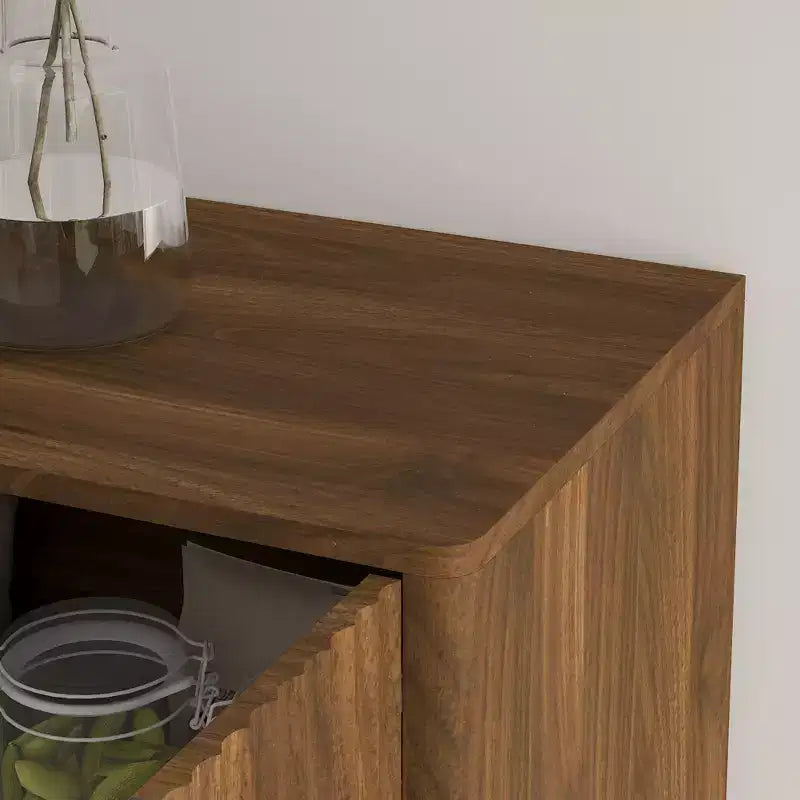JVNOXK Credenza moderna in legno con design incassato, dotata di ripiani regolabili e quattro scomparti integrati. Legno naturale