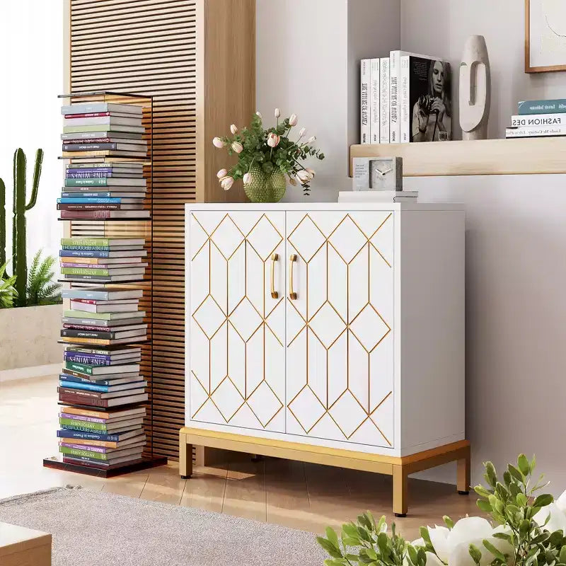 Madia moderna con ante e ripiani regolabili, Credenza autoportante con design a linea dorata per soggiorno o ufficio