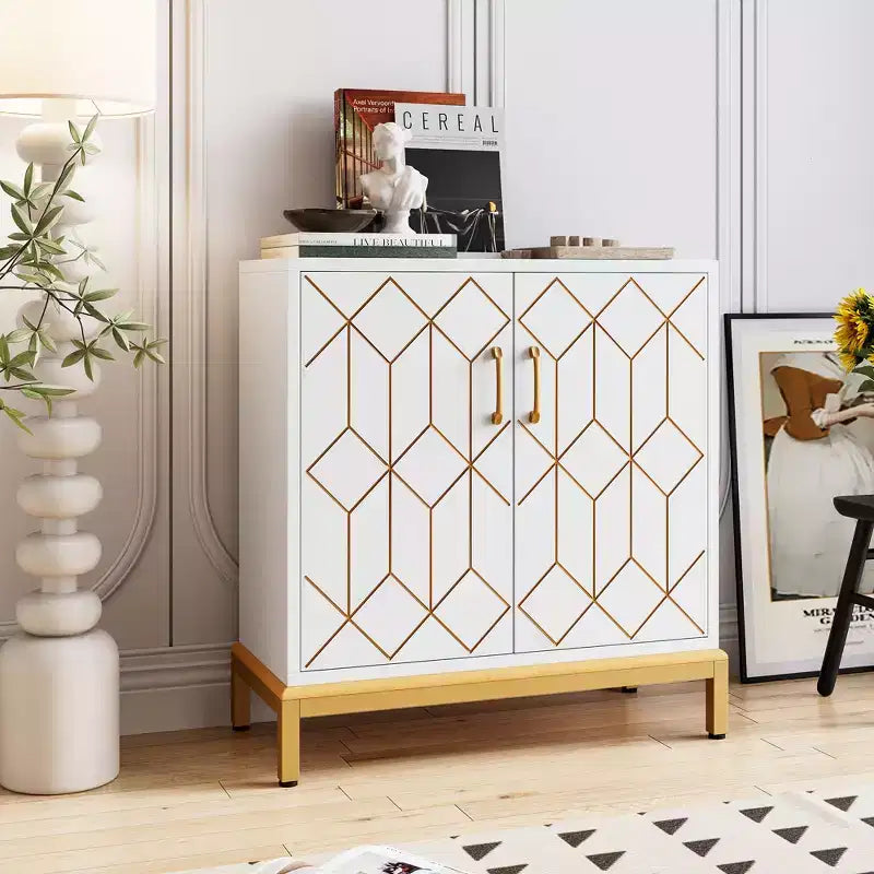 Madia moderna con ante e ripiani regolabili, Credenza autoportante con design a linea dorata per soggiorno o ufficio