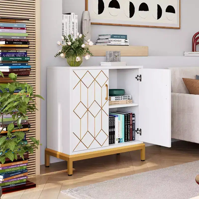Madia moderna con ante e ripiani regolabili, Credenza autoportante con design a linea dorata per soggiorno o ufficio