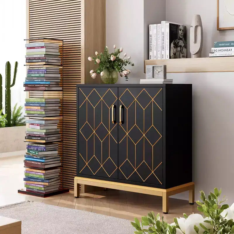 Madia moderna con ante e ripiani regolabili, Credenza autoportante con design a linea dorata per soggiorno o ufficio