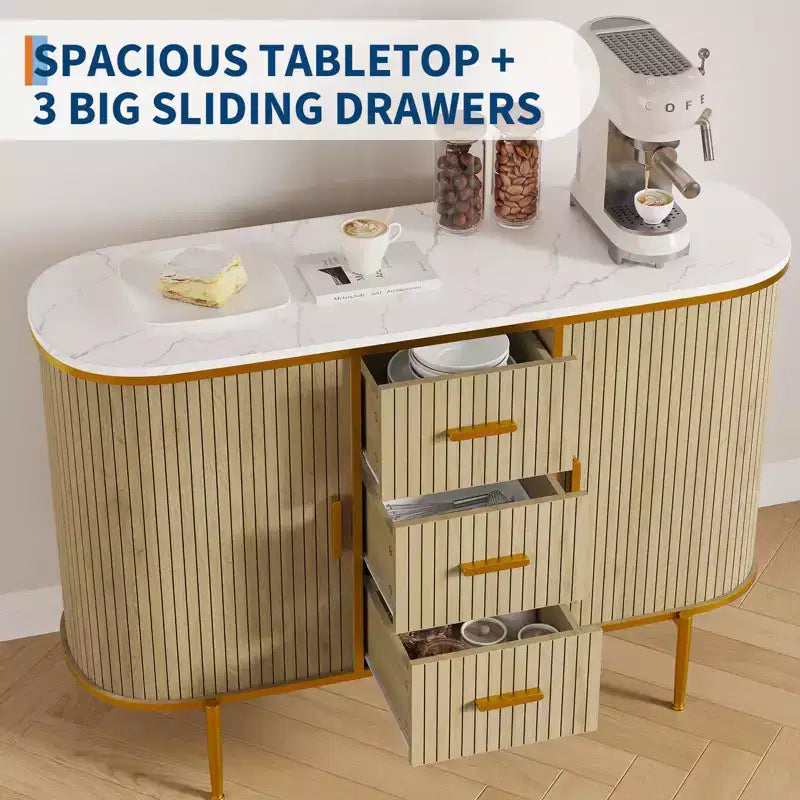 Buffet moderne de 127 cm avec rangement, console de bar à café cannelée de style Mid-Century avec plateau en faux marbre, portes coulissantes au profil incurvé