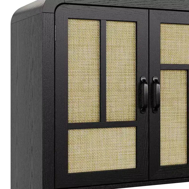 59 Mobile Buffet Nero in Rattan con 4 Ante, Credenza Boho con Ripiani Regolabili, Accento in Legno per Sala da Pranzo e Soggiorno