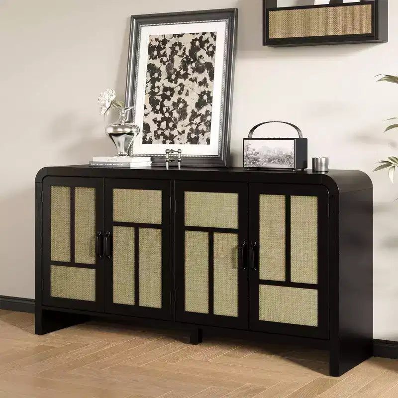 59 Mobile Buffet Nero in Rattan con 4 Ante, Credenza Boho con Ripiani Regolabili, Accento in Legno per Sala da Pranzo e Soggiorno
