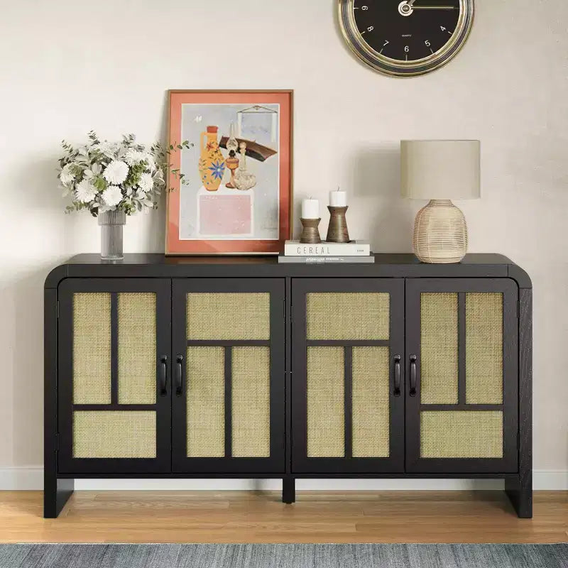 59 Mobile Buffet Nero in Rattan con 4 Ante, Credenza Boho con Ripiani Regolabili, Accento in Legno per Sala da Pranzo e Soggiorno