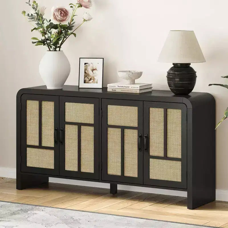 59 Mobile Buffet Nero in Rattan con 4 Ante, Credenza Boho con Ripiani Regolabili, Accento in Legno per Sala da Pranzo e Soggiorno