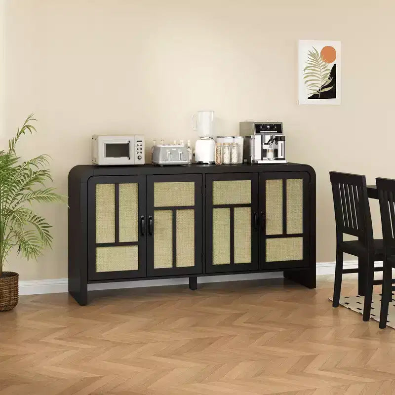 59 Mobile Buffet Nero in Rattan con 4 Ante, Credenza Boho con Ripiani Regolabili, Accento in Legno per Sala da Pranzo e Soggiorno