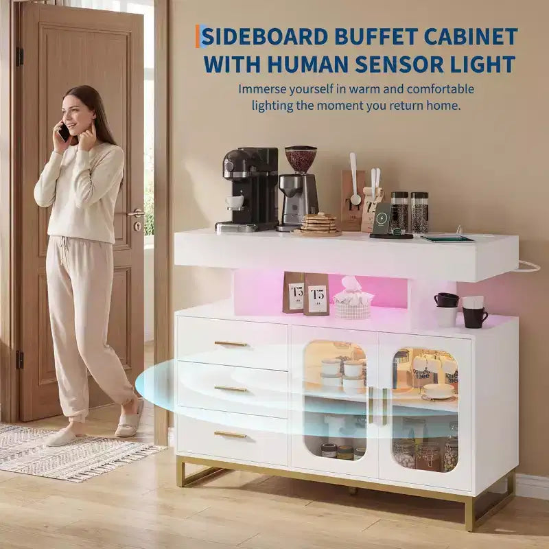 Mobile buffet moderno con luci LED RGB a sensore automatico e stazione di ricarica integrata, tavolino da caffè con contenitore, 3 cassetti e 2 ante