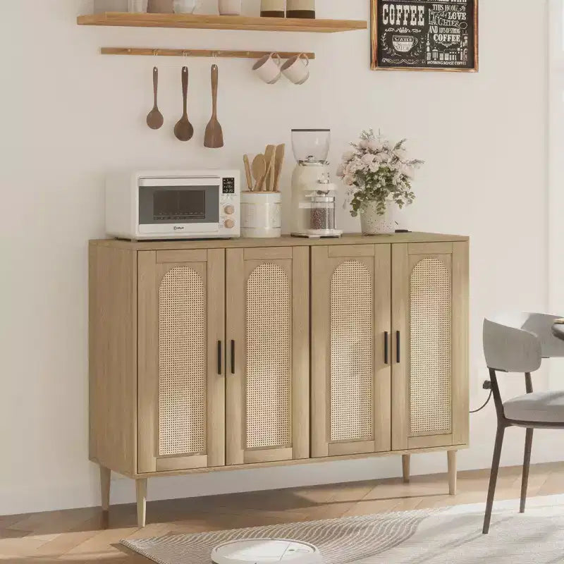 Mobile Credenza Buffet in Rattan Boho con Presa di Corrente, Consolle a 4 Ante con Ripiani Regolabili per Ingresso, Corridoio, Sala da Pranzo e Soggiorno