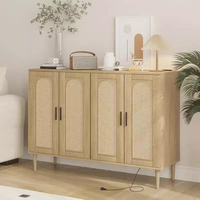 Mobile Credenza Buffet in Rattan Boho con Presa di Corrente, Consolle a 4 Ante con Ripiani Regolabili per Ingresso, Corridoio, Sala da Pranzo e Soggiorno