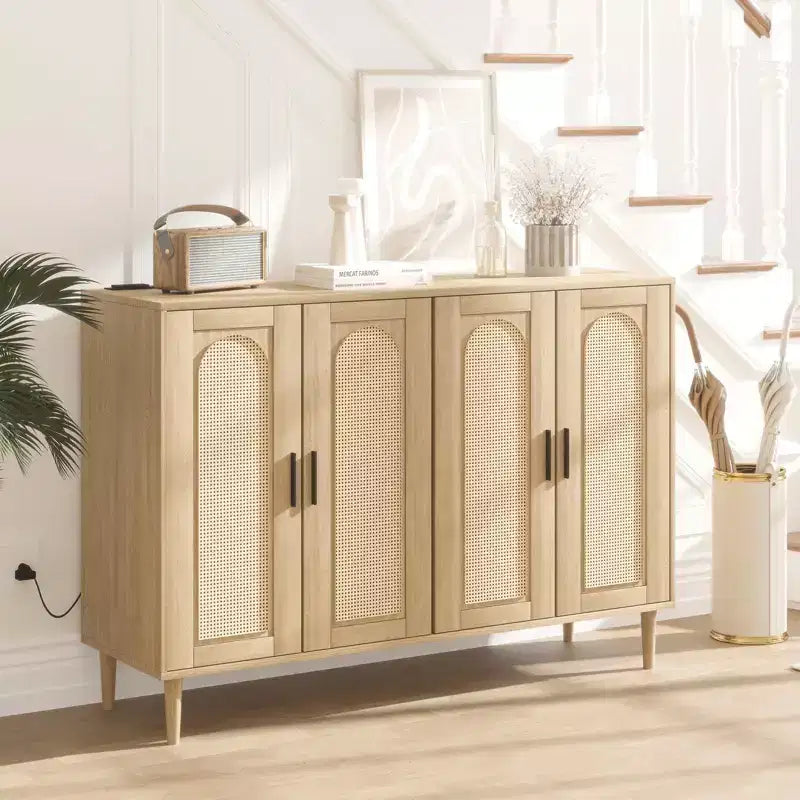 Mobile Credenza Buffet in Rattan Boho con Presa di Corrente, Consolle a 4 Ante con Ripiani Regolabili per Ingresso, Corridoio, Sala da Pranzo e Soggiorno