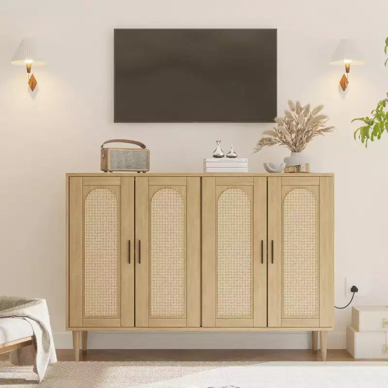 Mobile Credenza Buffet in Rattan Boho con Presa di Corrente, Consolle a 4 Ante con Ripiani Regolabili per Ingresso, Corridoio, Sala da Pranzo e Soggiorno