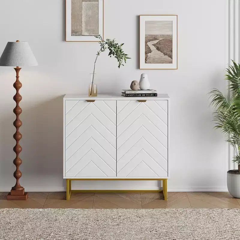 Buffet de salle à manger/entrée moderne en bois à chevrons de 31,5 W avec poignées dorées et 2 portes avec étagère