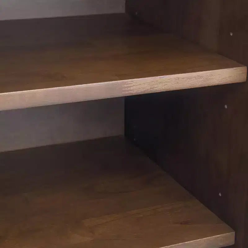 Mobile contenitore Devlin Mid-Century da 60” con cassetti centrali Marrone Noce - WyndenHall: Credenza in legno massello, Ripiani regolabili