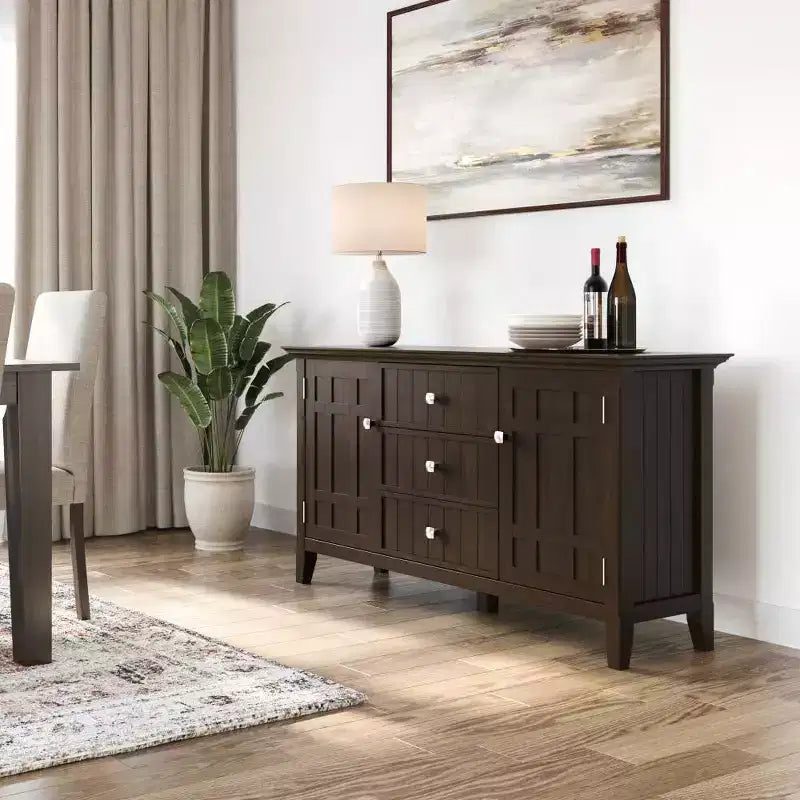 Madia/credenza Bissell in legno naturale - WyndenHall: Portabottiglie, ripiani regolabili, pino e compensato