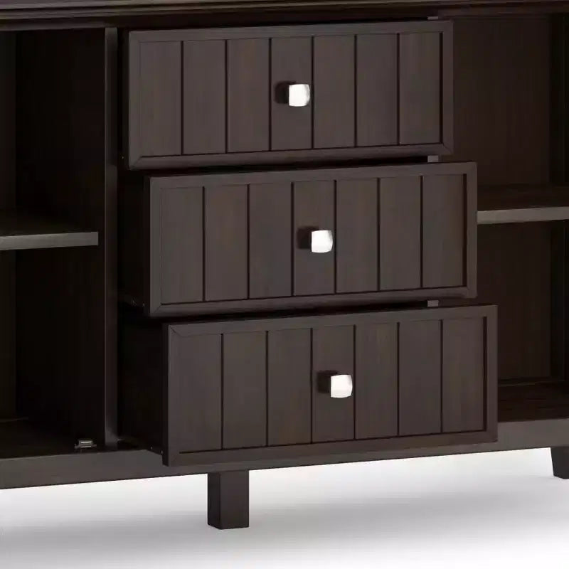 Madia/credenza Bissell in legno naturale - WyndenHall: Portabottiglie, ripiani regolabili, pino e compensato