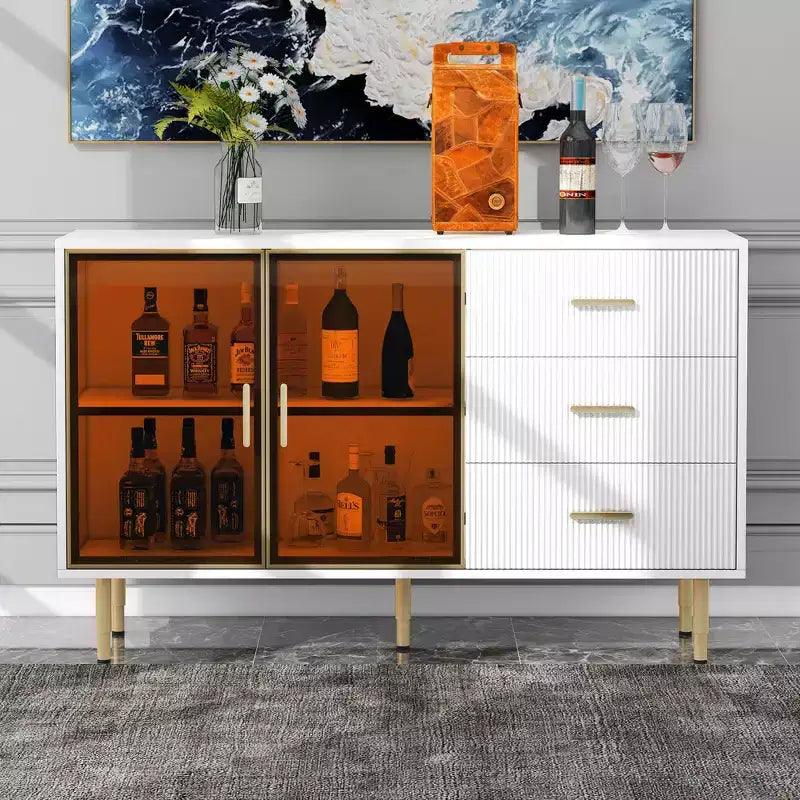 Credenza moderna, mobile contenitore con ante in vetro temperato color ambra e gambe e maniglie in metallo dorato-ModernLuxe