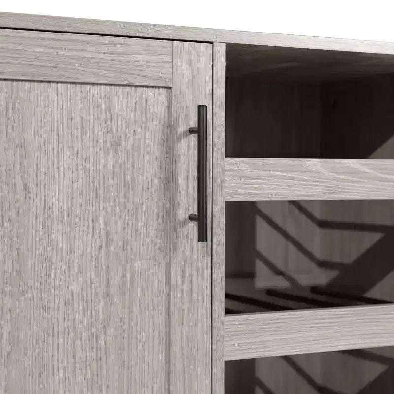 Meuble bar et bahut classique Emma et Oliver avec armoire à porte simple de style Shaker avec rangement pour verres suspendu et étagères ouvertes pour bouteilles