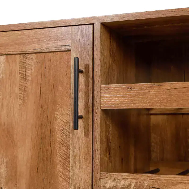 Meuble bar et bahut classique Emma et Oliver avec armoire à porte simple de style Shaker avec rangement pour verres suspendu et étagères ouvertes pour bouteilles
