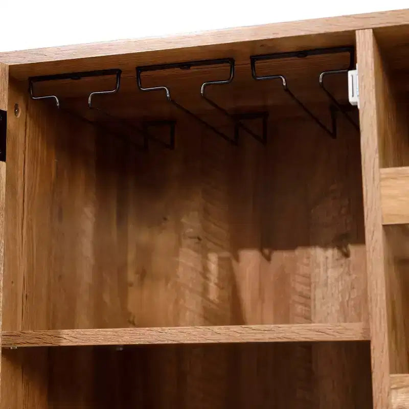 Meuble bar et bahut classique Emma et Oliver avec armoire à porte simple de style Shaker avec rangement pour verres suspendu et étagères ouvertes pour bouteilles