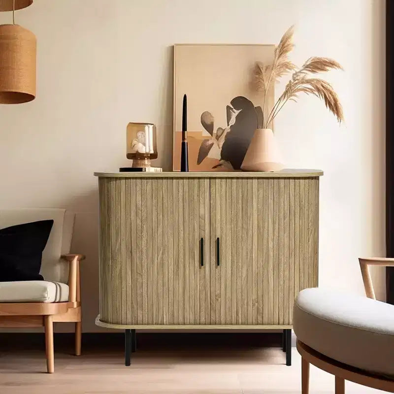 Credenza Buffet LuxenHome con Ante Scorrevoli in Doghe e Ripiano, Mobiletto Accento a 2 Ante Moderno di Metà Secolo, 35 Pollici, Rovere